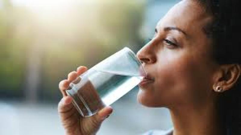 Health advantages of drinking water first thing in the morning